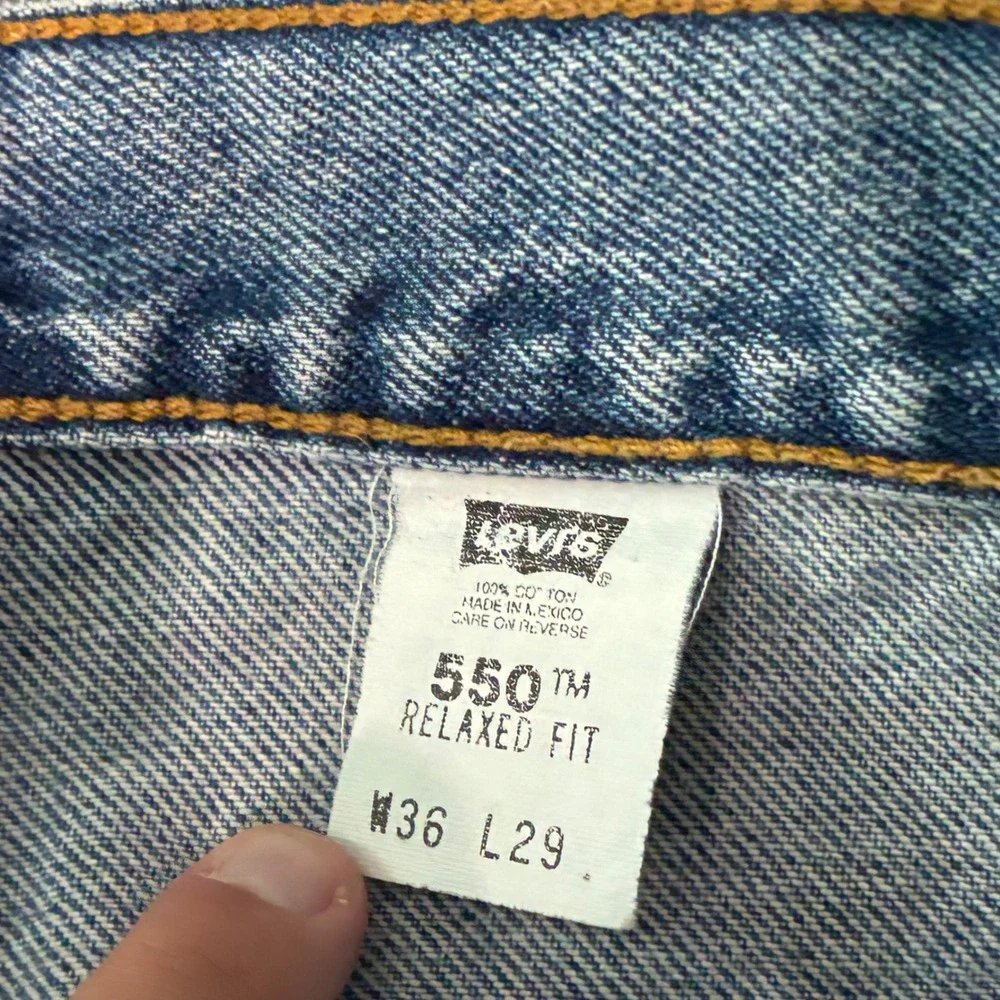 Vintage Levis 550 Relaxed Fit Tapered Leg Jeans Light Wash Blue 36x29 Mens 90s